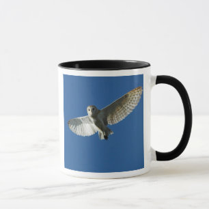 Barn Owl tijdens de vlucht overdag Mok