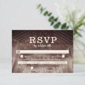 Barn Rafters met String Lights Rustic Wedding RSVP Kaartje (Staand voorkant)