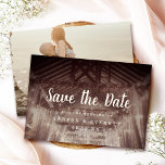 Barn Rafters met String Lights Rustic Wedding Save The Date<br><div class="desc">Kondig uw speciale dag in stijl aan met deze charmante Rustic Barn Wedding Save the Date-kaart. Met een prachtig verlichte schuur rafter versierd met twinkelende lichtjes, dit ontwerp perfect vangt de warmte en romance van een rustieke bruiloft setting. Personaliseer het met uw trouwdetails en een speciale foto op de achterkant...</div>