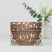 Barn Wood Twinkle Lights Lace Rustic Wedding RSVP Uitnodiging Briefkaart (Staand voorkant)