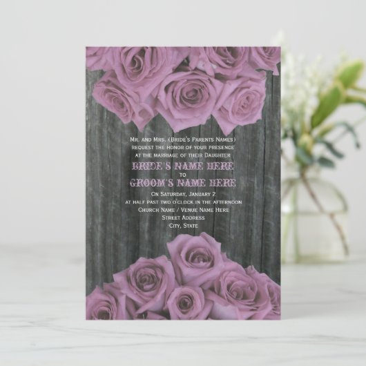 Barnwood en Roses Wedding Invitation Kaart (Staand voorkant)