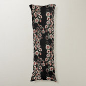 Barok-geïnspireerde botanische zachte roze en groe lichaamskussen (Voorkant Verticaal)