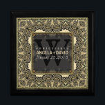 Barokke Black Gold Weddenbox Jubileum Gift Box Cadeaudoosje<br><div class="desc">Baroque Damask inspireerde design met aanpasbare tekst en monogram. Een heel stijlvol goud en een zwart gezicht zoals design. Slank en elegant aangepast bruiloft, Jubileum of verloving cadeau. Personaliseer je met namen, verjaardagsdatum en monogram of nummers - gemaakt in een prachtige, houten cadeaudoos om rimpetten en juwelen te bewaren voor...</div>