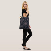 Barokke Rozenmot Tote – Gotische Bloemendamask Tas (Op model)