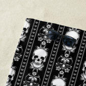 Baroque Gothic Skull Stripe Strandlaken (In situ)