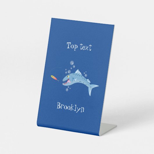 Barracuda vissen hongerig vissen cartoon illustrat reclamebord met voetstuk (Voorkant)