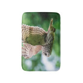 Barred Owl tijdens de vlucht Badmat (Voorkant Verticaal)