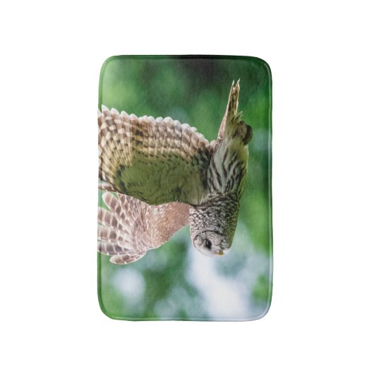 Barred Owl tijdens de vlucht Badmat (Voorkant Verticaal)