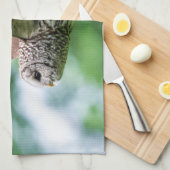 Barred Owl tijdens de vlucht Theedoek (Quarter Fold)