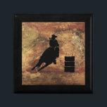 Barrel Racing Girl Silhouette op een Grunge Textur Cadeaudoosje<br><div class="desc">Opwindende en bijtende rodeo-afbeelding. Silhouette van een cowgirl loop met haar paard. Achtergrond is een ruw gewetherde bruine en rode,  met rood gekleurde aardse textuur. Geweldig voor rodeoliefhebbers en paardenliefhebbers.</div>
