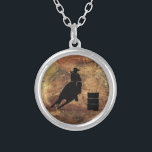 Barrel Racing Girl Silhouette op een Grunge Textur Zilver Vergulden Ketting<br><div class="desc">Opwindende en bijtende rodeo-afbeelding. Silhouette van een cowgirl loop met haar paard. Achtergrond is een ruw gewetherde bruine en rode,  met rood gekleurde aardse textuur. Geweldig voor rodeoliefhebbers en paardenliefhebbers.</div>
