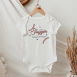 BARRY Little Slugger Baseball Sports Thatelie Romper<br><div class="desc">Deze baby-bodysuit is voorzien van schattige honkballijnen,  een honkbalknuppel en een leuk,  retro gestileerd lettertype met de woorden "kleine slugger". Dit baby-springpak is perfect voor een sportliefhebbende moeder en vader om een honkbal te worden of te vieren met de titel Eerste verjaardagsfeest.</div>