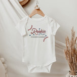 BARRY Rookie van het jaar waarop de Baseball Sport Romper<br><div class="desc">Deze baby-bodysuit is voorzien van schattige honkballijnen,  een honkbalknuppel en een leuke retro-gestileerde lettersoort met de woorden "groentje van de yaer". Dit baby-springpak is perfect voor een sportliefhebbende moeder en vader om een honkbal te worden of te vieren met de titel Eerste verjaardagsfeest.</div>