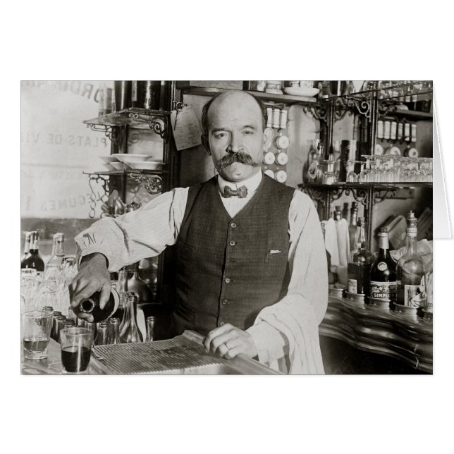 Bartender die drankje inschenkt, 1910 (Voorkant Horizontaal)