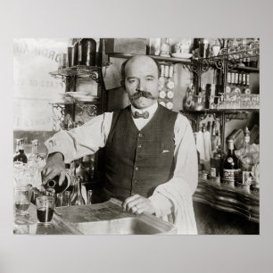 Bartender die drankje inschenkt, 1910. Oude foto Poster