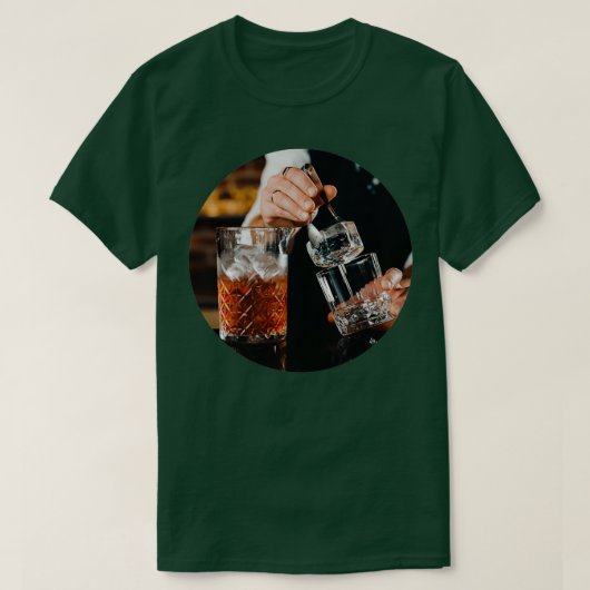 Bartender die een cocktailnegroni voorbereidt t-shirt (Design voorkant)