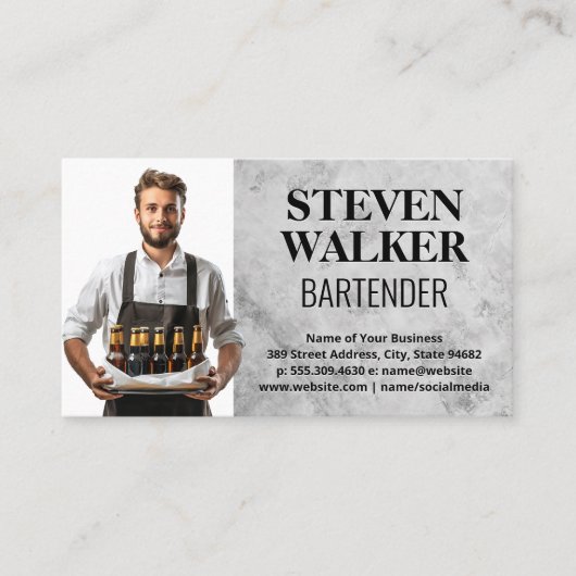 Bartender met bierflessen afsprakenkaartje (Voorkant)
