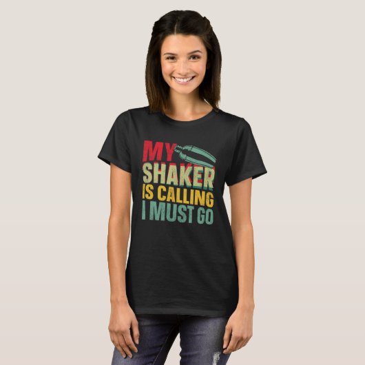 Bartender Mixologist My Shaker Is Calling I Must G T-shirt (Voorkant volledig)