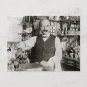 Bartender Pourting Drink, 1910 Briefkaart (Voorkant)