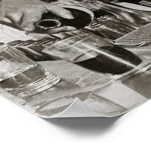 Bartender Puring Drink, 1910.  foto Poster (Hoek)