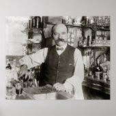 Bartender Puring Drink, 1910.  foto Poster (Voorkant)