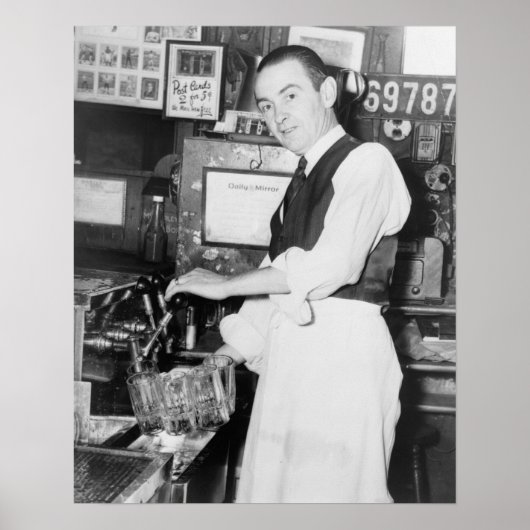 Bartender Serving Beer  Foto Poster (Voorkant)
