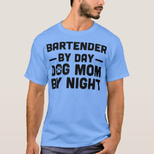 Bartender voor dag Dog mam bij nacht T-shirt