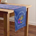 Baruch Atah Adonai  | Chanoeka Korte Tafelloper<br><div class="desc">Elegante middenblauwe CHANUKAH Table Runner, met kleurrijke Davidster in een betegeld patroon. Aan beide uiteinden is er een ontwerp van een menora, Davidster en dreidel plus TEKST die zegt CHANUKAH ZEGENINGEN en BARUCH ATAH, ADONAI (Gezegend zijt Gij, o Here) die u kunt personaliseren met uw eigen groet of jouw naam...</div>