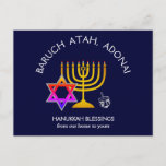 BARUCH ATAH ADONAI | Hanukkah Blessings Feestdagenkaart<br><div class="desc">Stijlvolle, moderne postkaart voor uw HANUKKAH-groeten. Het ontwerp shows een gouden kleurige MENORAH met een multicolored STAR VAN DAVID en zilver grijs DREIDEL. Bovenaan staat een gekromde tekst met BARUCH ATAH, ADONAI (verbijsterd: U, O God) en onder de tekst staat HANUKKAH BLESSINGS VAN ONZE THUIS NAAR JULLIE. Overleaf er is...</div>