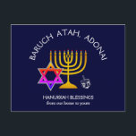 BARUCH ATAH ADONAI | Hanukkah Blessings Feestdagenkaart<br><div class="desc">Stijlvolle, moderne postkaart voor uw HANUKKAH-groeten. Het ontwerp shows een gouden kleurige MENORAH met een multicolored STAR VAN DAVID en zilver grijs DREIDEL. Bovenaan staat een gekromde tekst met BARUCH ATAH, ADONAI (verbijsterd: U, O God) en onder de tekst staat HANUKKAH BLESSINGS VAN ONZE THUIS NAAR JULLIE. Overleaf er is...</div>