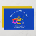 BARUCH ATAH ADONAI | Hanukkah Blessings Feestdagenkaart<br><div class="desc">Stijlvolle, elegante vormgeving voor uw HANUKKAH decor. Het ontwerp shows een gouden kleurige MENORAH met een multicolored STAR VAN DAVID en zilver grijs DREIDEL. Bovenaan staat een gekromde tekst met BARUCH ATAH, ADONAI (verbijsterd: U, O God) en onder de tekst staat HANUKKAH BLESSINGS VAN ONZE THUIS TOT UW. Op het...</div>