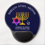 BARUCH ATAH ADONAI | Hanukkah Blessings Gel Muismat<br><div class="desc">Stijlvolle, elegante HANUKKAH BLESSINGS Gel Muismat. Het ontwerp shows een gouden kleurige MENORAH met een multicolored STAR VAN DAVID en zilver grijs DREIDEL. Bovenaan staat een gekromde tekst met de tekst BARUCH ATAH, ADONAI (Gezegend is U, O God) en onder de tekst staat HANUKKAH BLESSINGS met een placeholder naam. ALLE...</div>