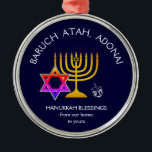 BARUCH ATAH ADONAI | Hanukkah Blessings Metalen Ornament<br><div class="desc">Stijlvolle, elegante vormgeving voor uw HANUKKAH decor. Het ontwerp shows een gouden kleurige MENORAH met een multicolored STAR VAN DAVID en zilver grijs DREIDEL. Bovenaan staat een gekromde tekst met BARUCH ATAH, ADONAI (verbijsterd: U, O God) en onder de tekst staat HANUKKAH BLESSINGS VAN ONZE THUIS TOT UW. ALLE TEKST...</div>