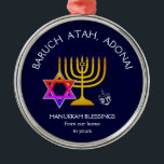 BARUCH ATAH ADONAI | Hanukkah Blessings Metalen Ornament<br><div class="desc">Stijlvolle, elegante vormgeving voor uw HANUKKAH decor. Het ontwerp shows een gouden kleurige MENORAH met een multicolored STAR VAN DAVID en zilver grijs DREIDEL. Bovenaan staat een gekromde tekst met BARUCH ATAH, ADONAI (verbijsterd: U, O God) en onder de tekst staat HANUKKAH BLESSINGS VAN ONZE THUIS TOT UW. ALLE TEKST...</div>