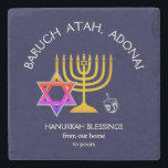 BARUCH ATAH ADONAI | Hanukkah Blessings Stenen Onderzetter<br><div class="desc">Stijlvol, elegant Stone Onderzetter voor uw HANUKKAH tabeldecor. Het ontwerp shows een gouden kleurige MENORAH met een multicolored STAR VAN DAVID en zilver grijs DREIDEL. Bovenaan staat een gekromde tekst met BARUCH ATAH, ADONAI (verbijsterd: U, O God) en onder de tekst staat HANUKKAH BLESSINGS VAN ONZE THUIS TOT UW. ALLE...</div>