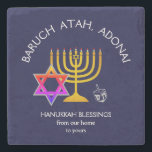 BARUCH ATAH ADONAI | Hanukkah Blessings Stenen Onderzetter<br><div class="desc">Stijlvol, elegant Stone Onderzetter voor uw HANUKKAH tabeldecor. Het ontwerp shows een gouden kleurige MENORAH met een multicolored STAR VAN DAVID en zilver grijs DREIDEL. Bovenaan staat een gekromde tekst met BARUCH ATAH, ADONAI (verbijsterd: U, O God) en onder de tekst staat HANUKKAH BLESSINGS VAN ONZE THUIS TOT UW. ALLE...</div>