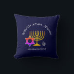 BARUCH ATAH ADONAI Hanukkah Kussen<br><div class="desc">BARUCH ATAH ADONAI Hanukkah Sierkussen. Het ontwerp shows een gouden kleurige MENORAH met een multicolored STAR VAN DAVID en zilver grijs DREIDEL. Bovenaan staat een gekromde tekst met de tekst BARUCH ATAH, ADONAI (verbijsterd: U, O God) en onder de tekst staat HANUKKAH BLESSINGS. ALLE TEKST IS , zodat kunt u...</div>