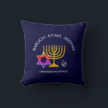 BARUCH ATAH ADONAI Hanukkah Kussen<br><div class="desc">BARUCH ATAH ADONAI Hanukkah Sierkussen. Het ontwerp shows een gouden kleurige MENORAH met een multicolored STAR VAN DAVID en zilver grijs DREIDEL. Bovenaan staat een gekromde tekst met de tekst BARUCH ATAH, ADONAI (verbijsterd: U, O God) en onder de tekst staat HANUKKAH BLESSINGS. ALLE TEKST IS , zodat kunt u...</div>