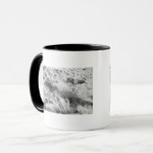 Basalt lava rotsen in woestijn, zwart en wit foto mok (Voorkant links)
