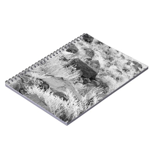 Basalt lava rotsen in woestijn, zwart en wit foto notitieboek (Linkerzijde)