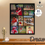 Baseball 11 Photo Collage Persoonlijk Poster<br><div class="desc">Creëer Een gepersonaliseerd poster voor honkbalfotocollage met behulp van deze gemakkelijk te uploaden sjabloon voor fotocollage met 11 afbeeldingen in verschillende vormen en maten met de naam van de speler, het nummer en de naam van het team of de club tegen uw keuze van de achtergrondkleur (weergegeven in zwart). OPTIES:...</div>