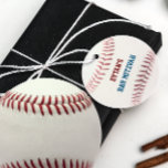 Baseball Bar Mitzvah Red Blue Favor Tags Bedankjes Labels<br><div class="desc">De essentiële finishing touch voor elke honkbalpartij,  dit ontwerp heeft de look van een honkbal en kan worden gepersonaliseerd met elke naam en gebeurtenis. Voeg je speciale bericht op de achterkant toe. Geweldig voor einde van het seizoen speler geschenken,  of verjaardagsgunsten! Wijzig kleuren met de knop 'verder aanpassen'.</div>