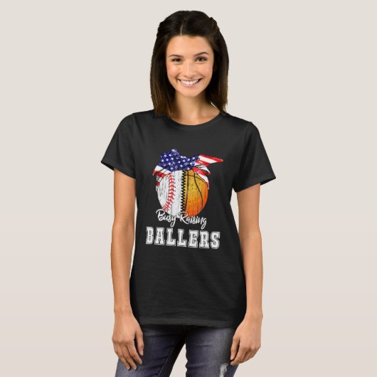 Baseball Basketball Mom Busy Raising Ballers Ameri T-shirt (Voorkant volledig)
