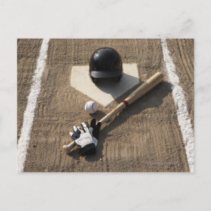 Baseball, bat, batchhandschoenen en honkbal briefkaart