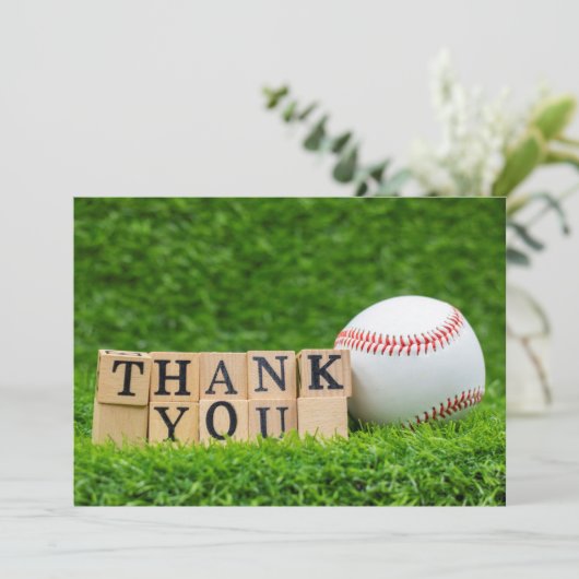 Baseball bedankt voor honkbal op groen gras (Staand voorkant)