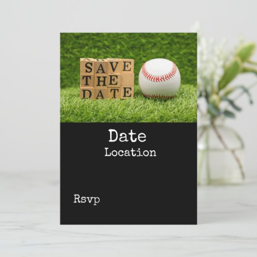 Baseball bewaar de datum met bal op groen gras in kaart (Staand voorkant)