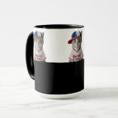 Baseball Cat, Katze mit Basecap und Baseball Shirt Mok (Voorkant links)