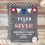 Baseball Chalkboard Sportkinderen Birthday Kaart<br><div class="desc">Baseball Chalkboard Sports Kids Birthday Uitnodiging. Kute honkbal verjaardagskaart Het ontwerp is voorzien van honkbalkogels en vlaggen in rode, witte en blauwe kleuren op een achtergrond van het krijtbord. Pas deze verjaardagsuitnodiging met de naam, de leeftijd van een kind aan en personaliseer alle gegevens op de uitnodiging. Geweldig als feestelijke...</div>