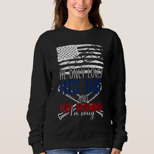 Baseball Cheer Mom  He Only Loves His Bat & His Mo Trui (Voorkant)