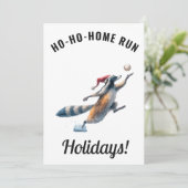 Baseball Christmas Card – Raccoon “Ho-Ho-Home Run” Feestdagenkaart (Staand voorkant)